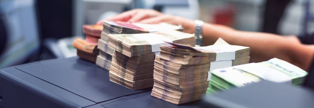 Novac sortiran na pultu u banci