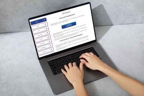 Osoba pretražuje e-katastar na laptopu