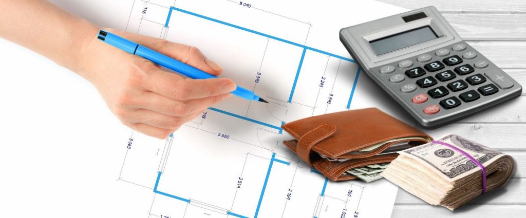 Osoba razmatra plan stana, digitron i novac