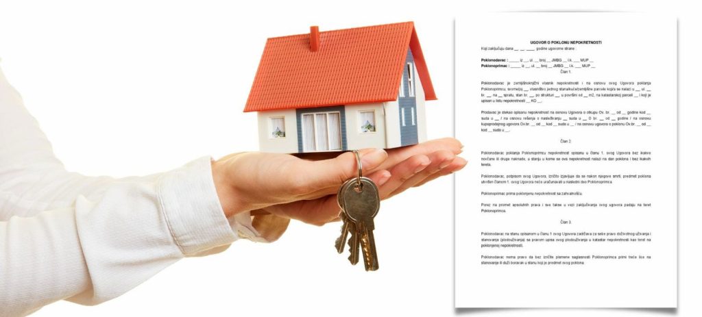 Primer ugovora o poklonu i ruke koje pružaju model kuće i ključeve