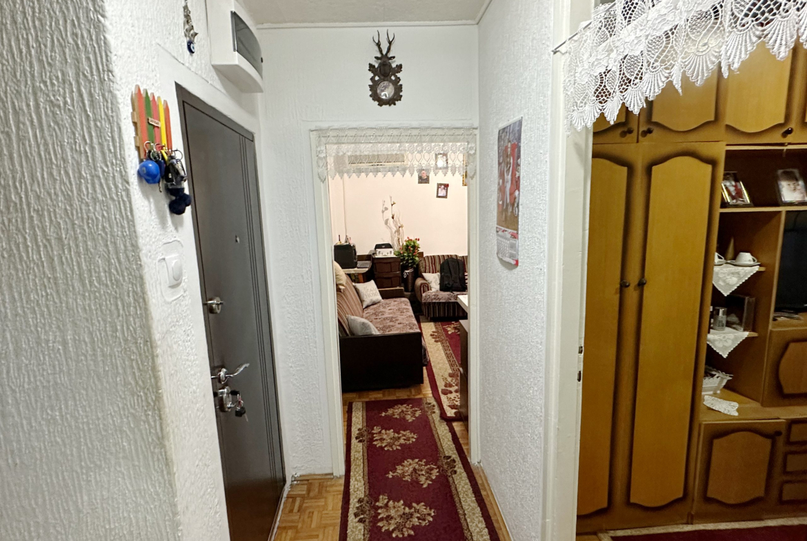 Prodaje se porodičan stan-dupleks na prvom spratu, u zgradi sa 4 stana.