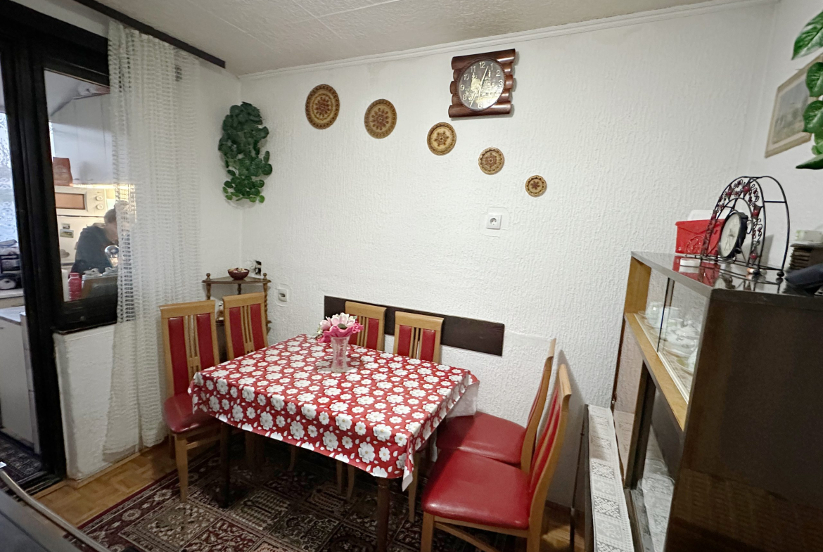Prodaje se porodičan stan-dupleks na prvom spratu, u zgradi sa 4 stana.