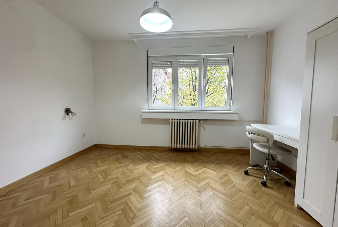 Prodaja-stanova-Savski-venac-Kneza-Milosa-spavaca-soba-1-1 Kneza Miloša – renoviran porodični stan